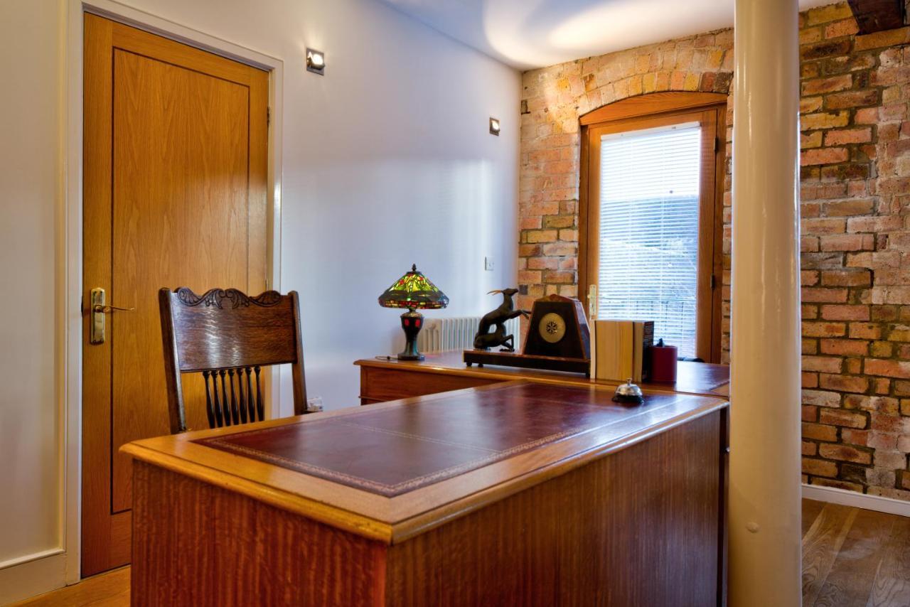 Stylish Town Centre Stay - 2-Bed Luxury Suite With Wifi Стамфорд Екстериор снимка