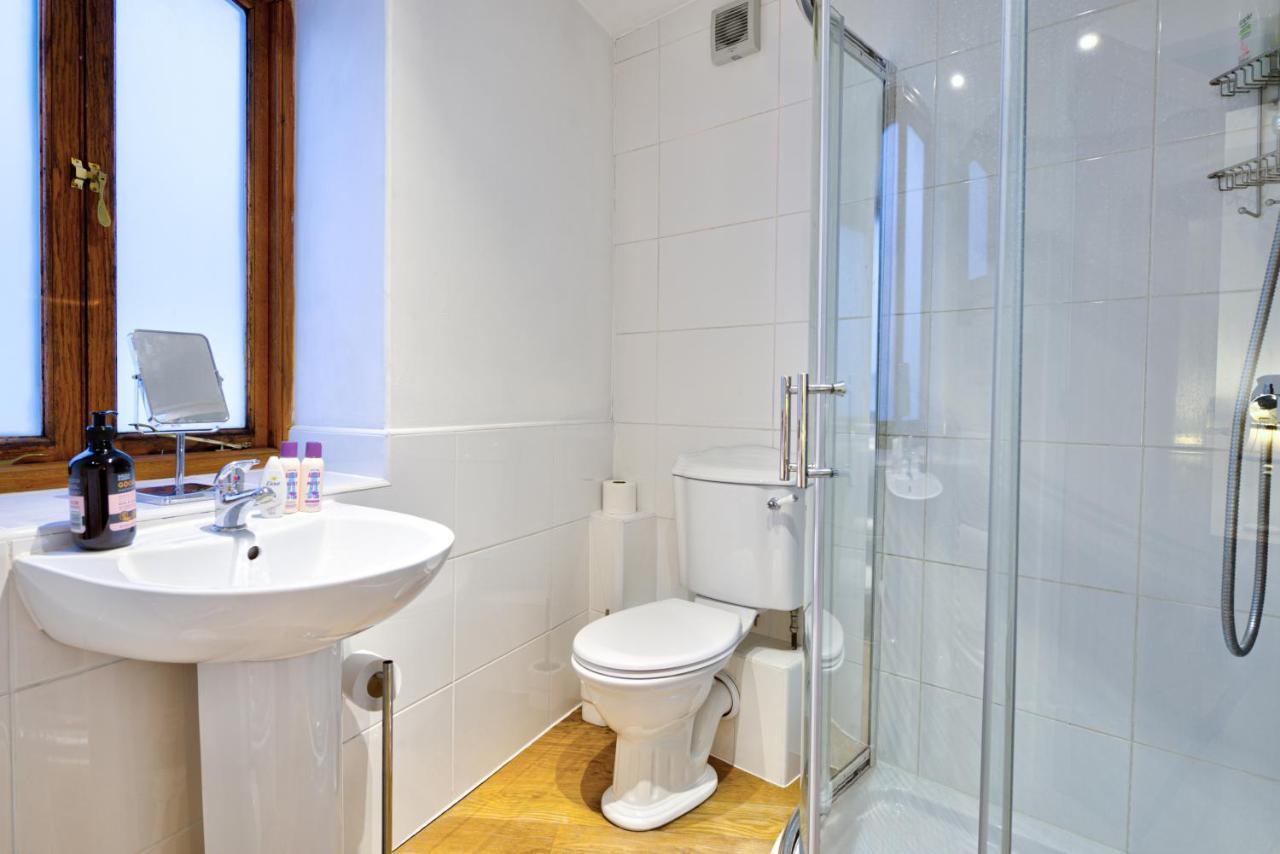 Stylish Town Centre Stay - 2-Bed Luxury Suite With Wifi Стамфорд Екстериор снимка